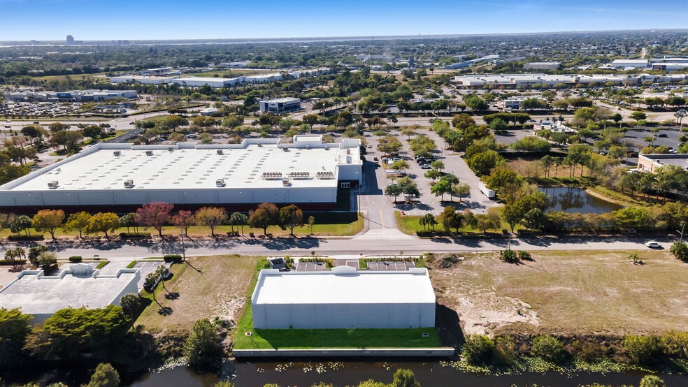 More Photos Of 1913 NE 10th Ter, Cape Coral Flex For Lease