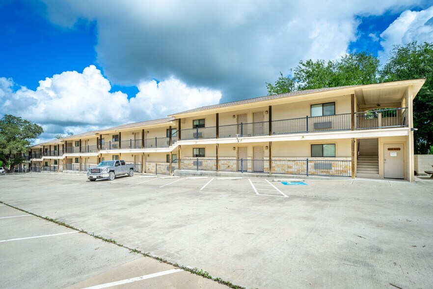 More Photos Of 1609 N Hill St, Three Rivers Apartments For Sale