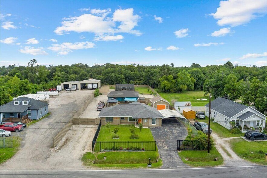 More Photos Of 16815 Avenue A, Channelview Truck Terminal For Sale