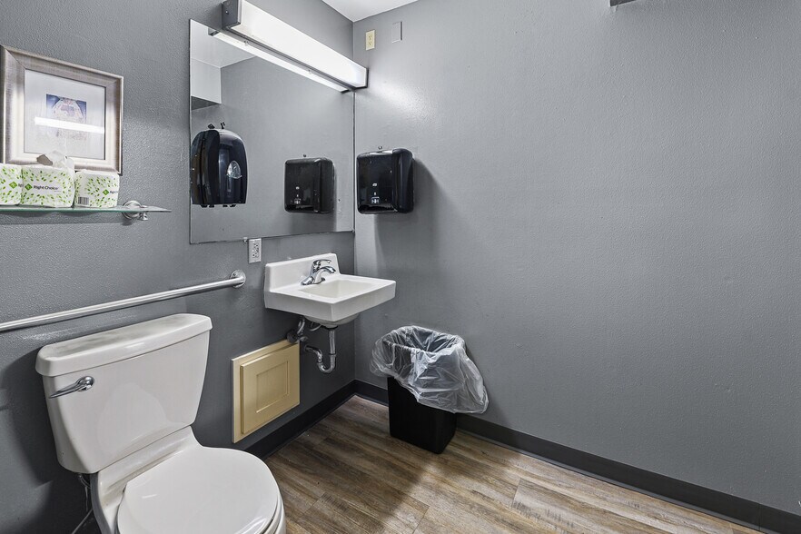 More Photos Of 560 Rolling Meadows, Fond Du Lac Light Distribution For Sale