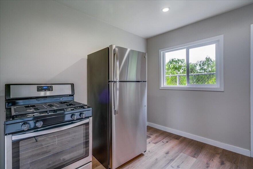 More Photos Of 323-325 Culver Blvd, Playa Del Rey Storefront Retail Residential For Sale