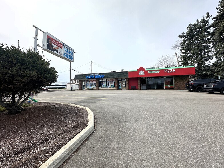More Photos Of 31779-31799 Middlebelt Rd, Farmington Hills Restaurant For Lease