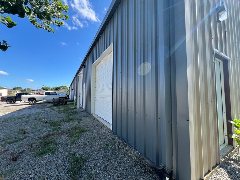 More Photos Of 115 NW Adeline Ave, Bartlesville Warehouse For Lease