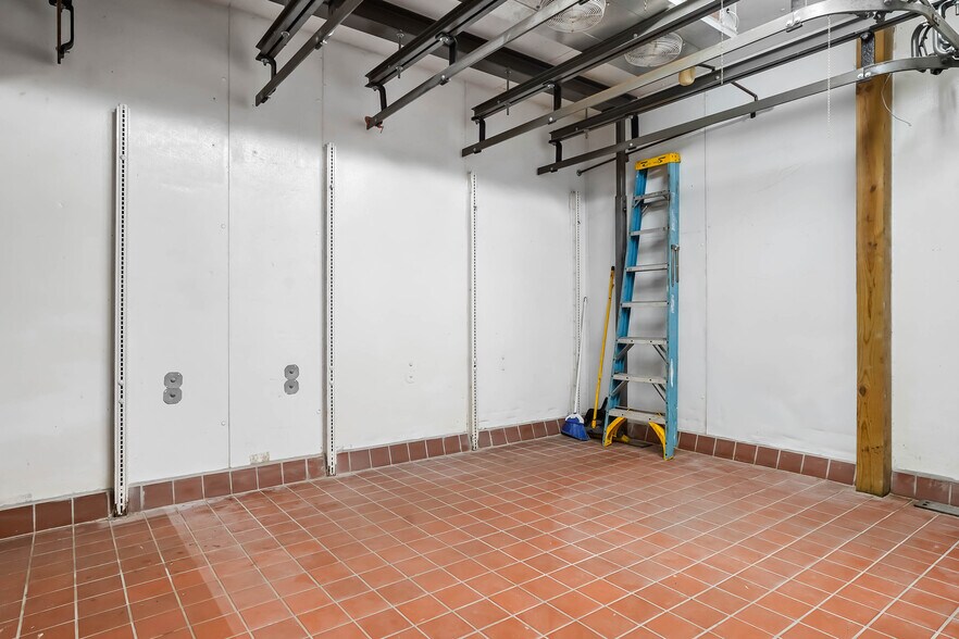 More Photos Of 8977 DuPont Blvd, Lincoln Convenience Store For Sale