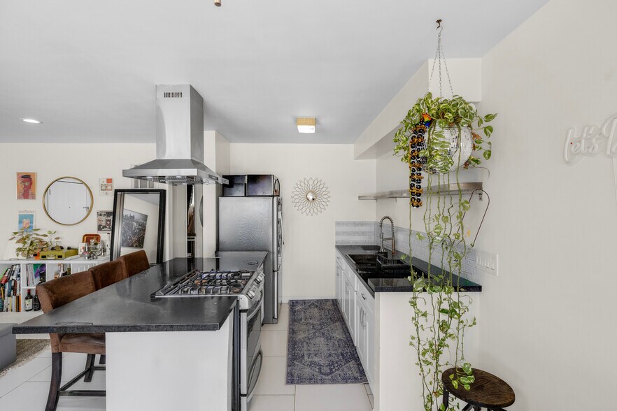 More Photos Of 944 N Orange Grove Ave, Los Angeles Apartments For Sale