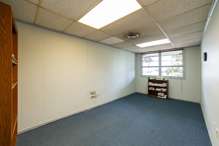 More Photos Of 1300 Industrial Blvd, Southampton Light Distribution For Sale