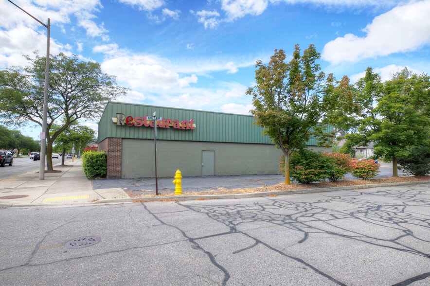 More Photos Of 1744 Biddle Ave, Wyandotte General Retail For Sale