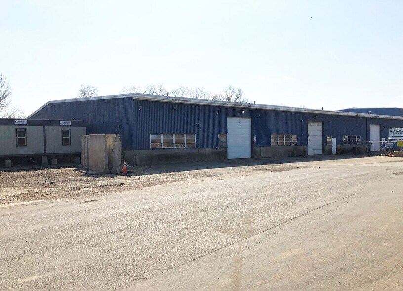 More Photos Of 44 Rose St, Springfield Warehouse For Lease