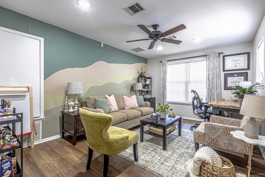 More Photos Of 4209 W waco Dr, Waco Office For Lease