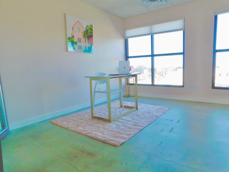 More Photos Of 5757 W Lovers Ln, Dallas Office For Lease