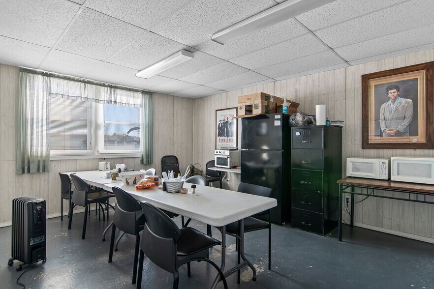 More Photos Of 1117 N Old Route 66, Litchfield General Retail For Sale