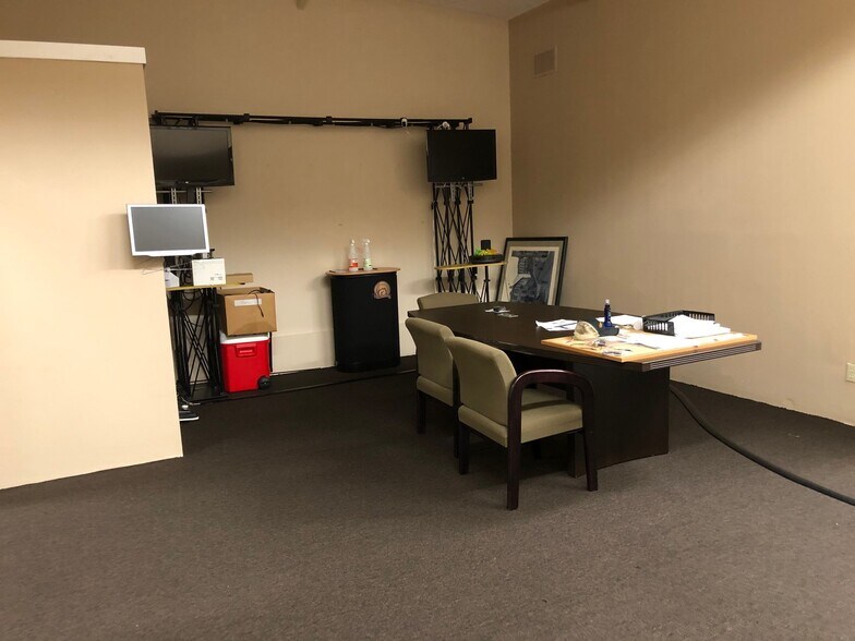 More Photos Of 12155 Metro Pky, Fort Myers Showroom For Lease