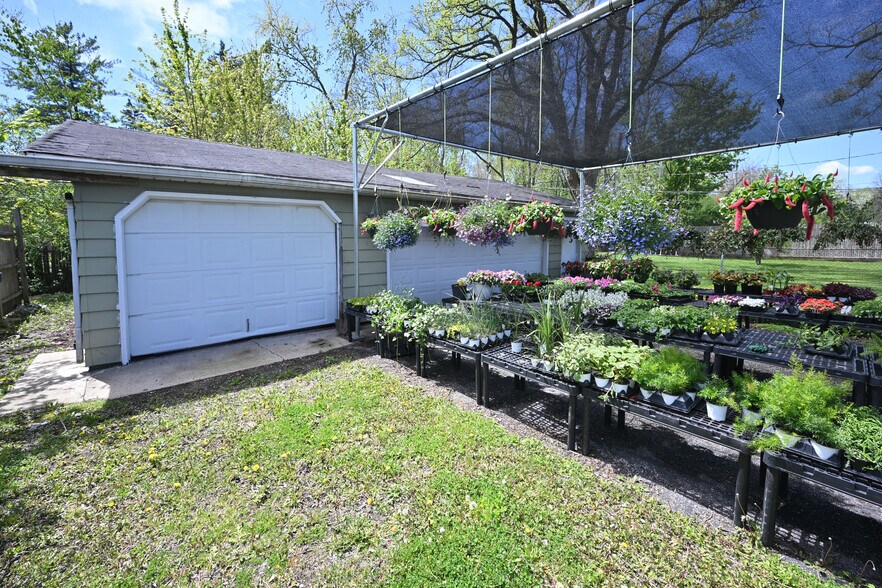 More Photos Of 310 W Irving Park Rd, Wood Dale General Retail For Sale