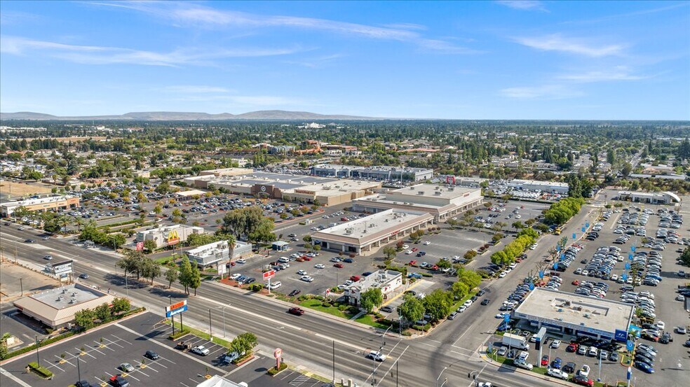 More Photos Of 5646 N Blackstone Ave, Fresno Unknown For Lease