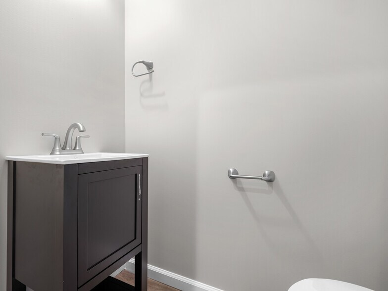 More Photos Of 3261 New Bern Hwy, Jacksonville Light Distribution For Sale