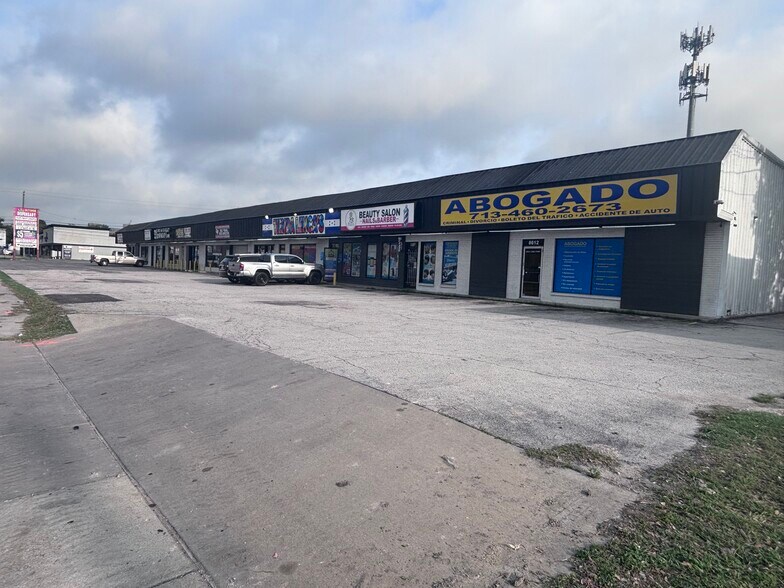 More Photos Of 8612-8632 Long Point Rd, Houston Storefront Retail Office For Sale