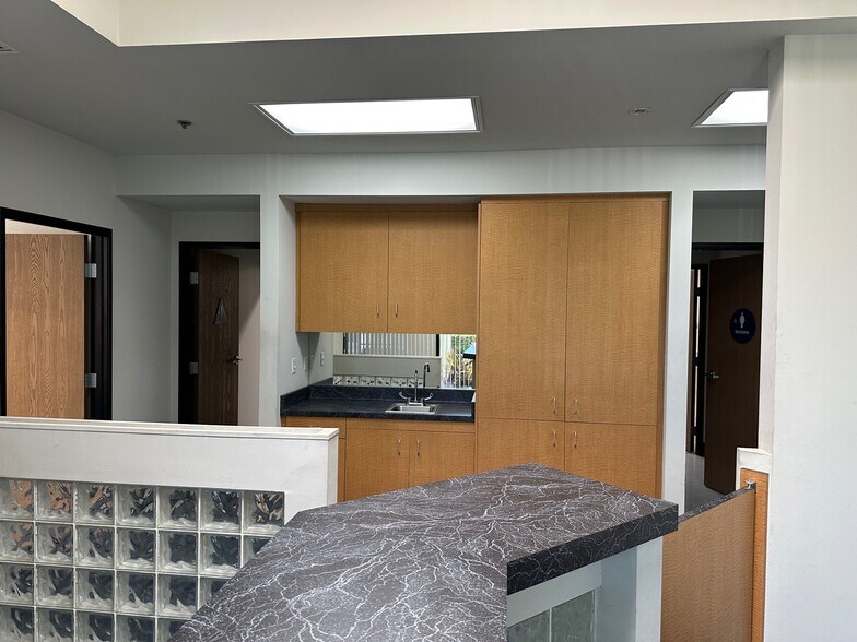 More Photos Of 2221 E Celsius Ave, Oxnard Manufacturing For Lease