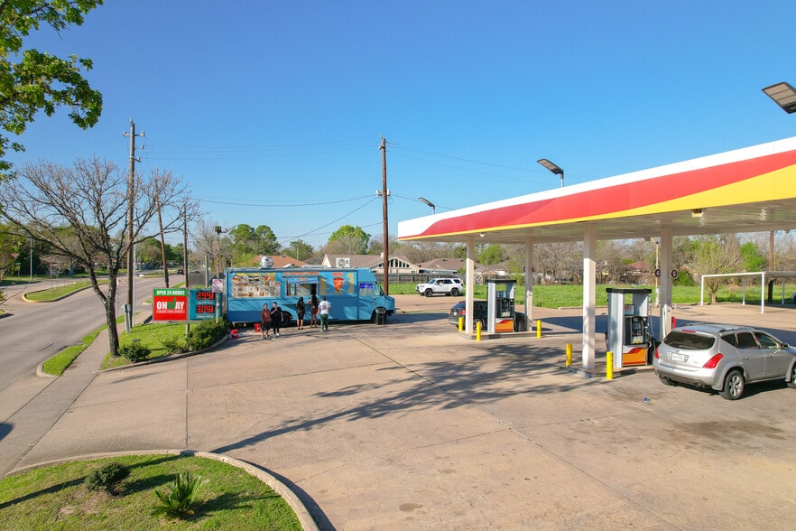 More Photos Of 7911 Wilcrest Dr, Houston Service Station For Sale