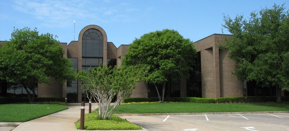 Primary Photo Of 1845 Precinct Line Rd, Hurst Office For Lease