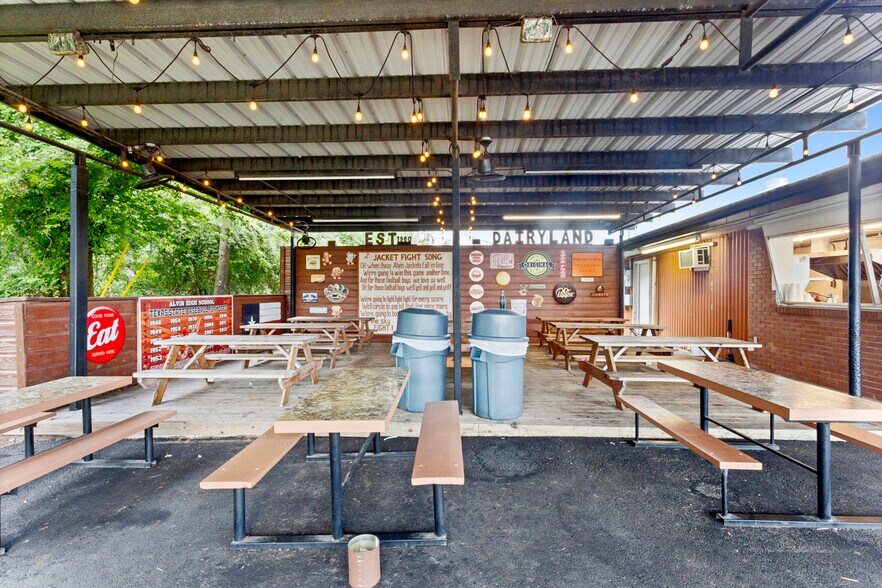 Primary Photo Of 1300 S Gordon St, Alvin Fast Food For Sale