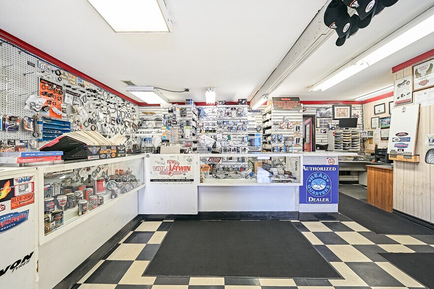 More Photos Of 287 Dean Ave, Oshawa Freestanding For Sale