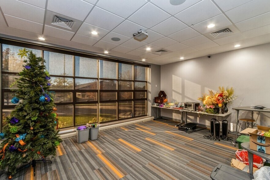 More Photos Of 2834 Northgate Dr, Iowa City Office For Lease