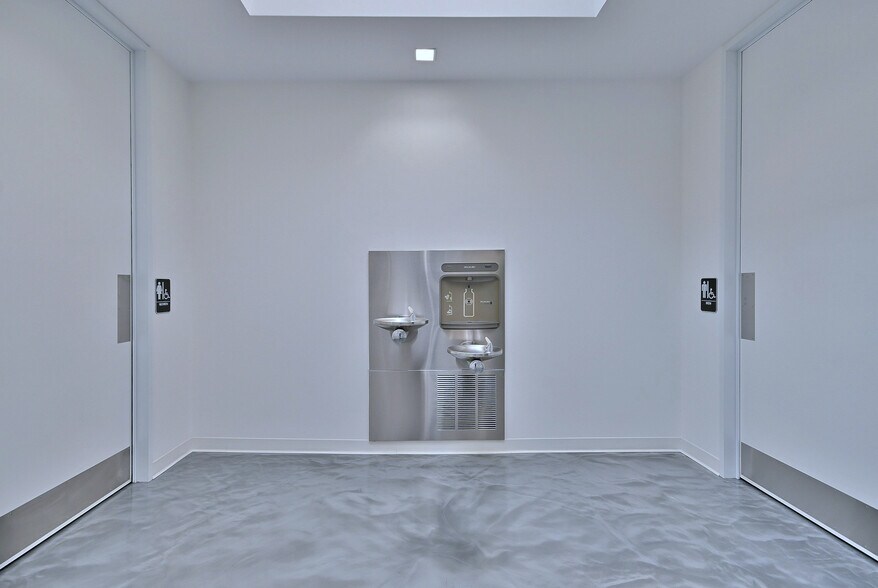 More Photos Of 2100 W 21st St, Broadview Light Manufacturing For Lease