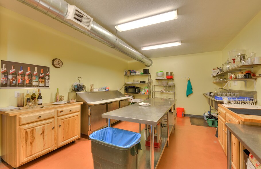 More Photos Of 5646 W Harrier Dr, Missoula Showroom For Sale