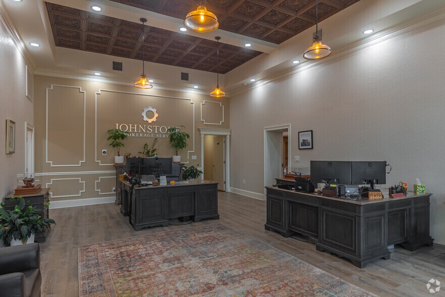 More Photos Of 117 San Augustine St, Center Office For Sale