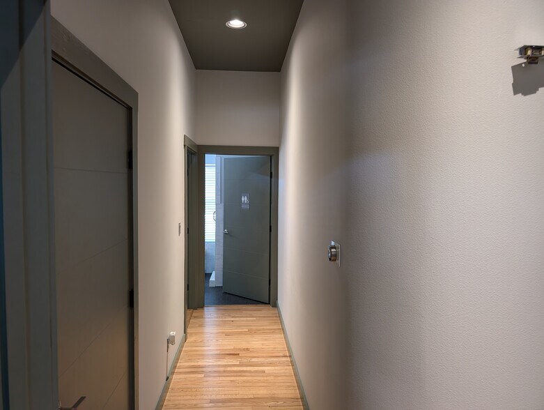 More Photos Of 3906 Menchaca Rd, Austin Medical For Lease