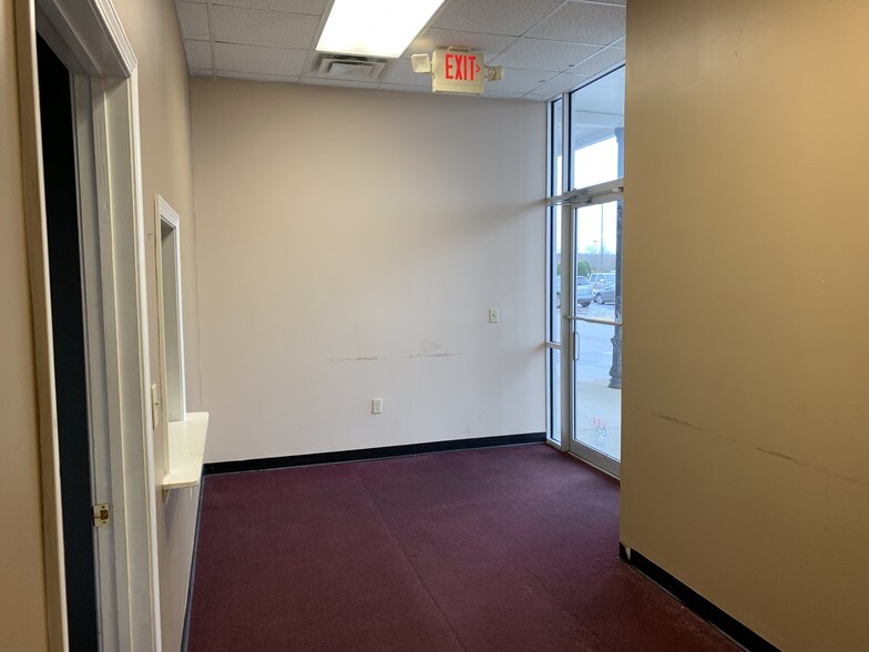 More Photos Of 5550 McFarland Blvd, Northport General Retail For Lease