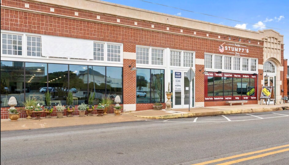 More Photos Of 924 Austin Ave, Waco Storefront For Lease