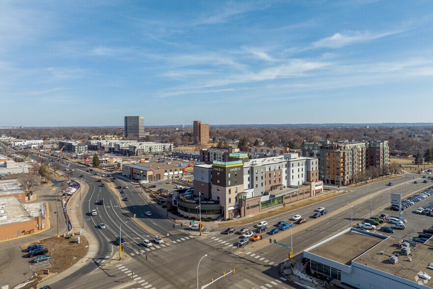 More Photos Of 2100 W 80 1/2 St, Bloomington Freestanding For Lease