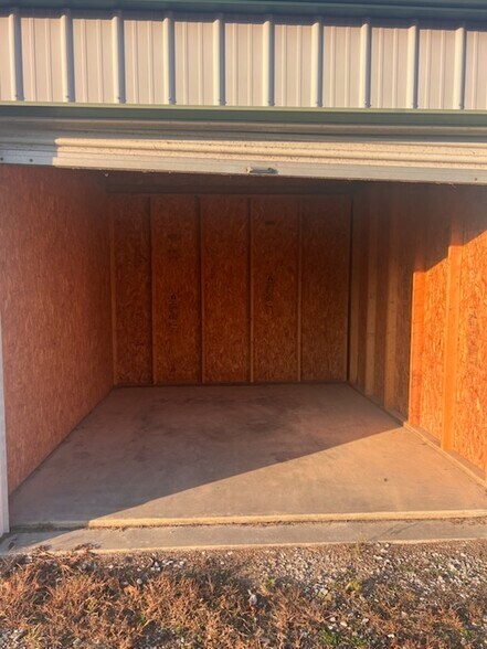 More Photos Of 413 415 417 419 Hackberry St, Paoli General Retail For Sale