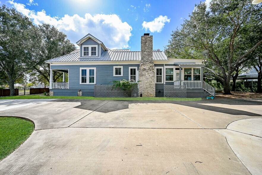 More Photos Of 315 Cedar St, New Ulm Specialty For Sale