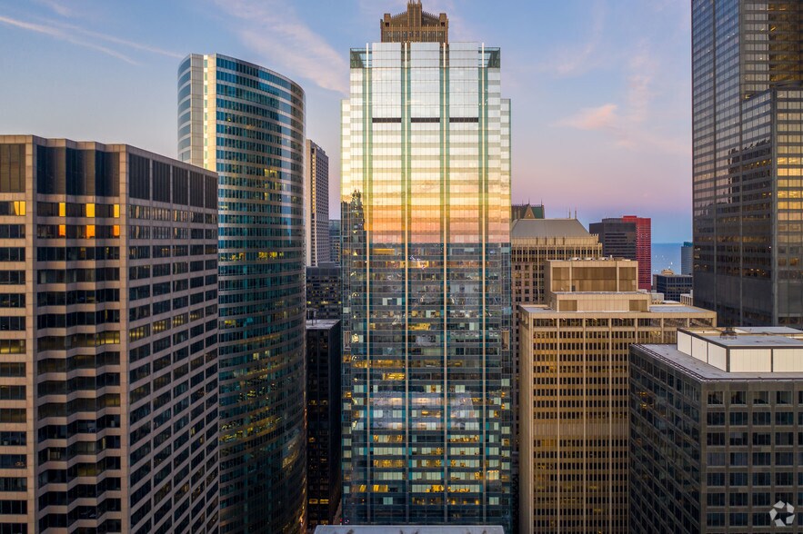 More Photos Of 111 S Wacker Dr, Chicago Office For Sale