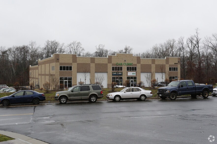 More Photos Of 23551 Pebble Run Pl, Dulles Town Center Showroom For Lease