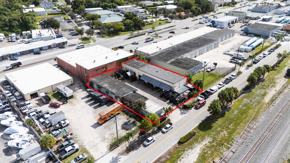 More Photos Of 3173 SE Railroad Ave, Stuart Service For Sale
