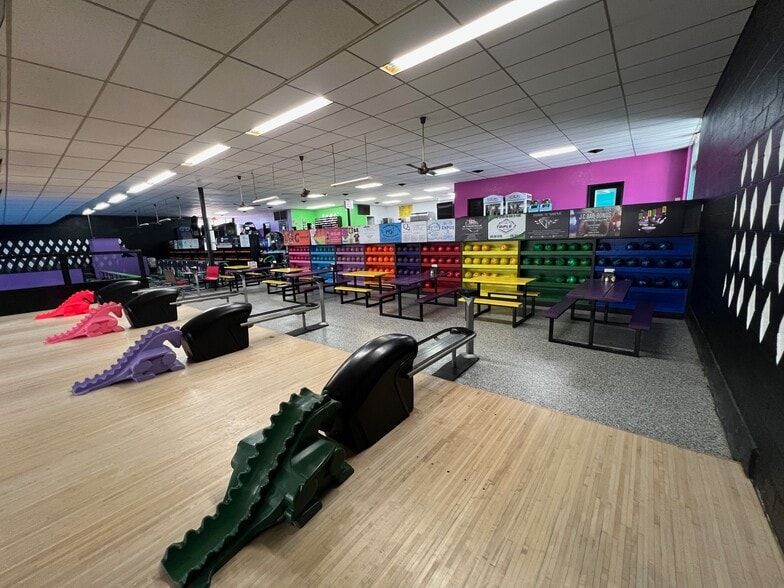 More Photos Of 1910 35th St, Snyder Sports And Entertainment For Sale