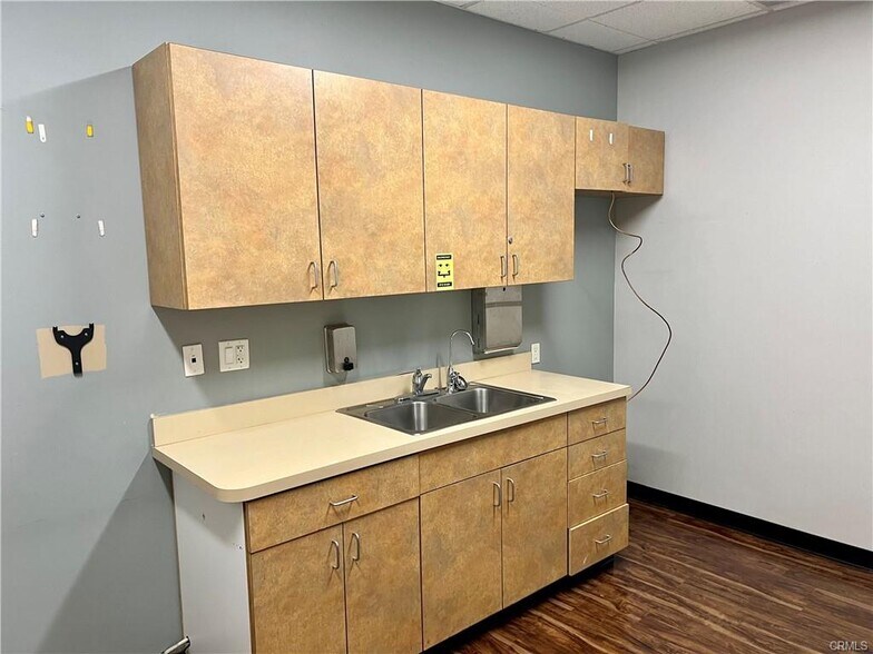 More Photos Of 175 E 9th St, Corona Medical For Lease
