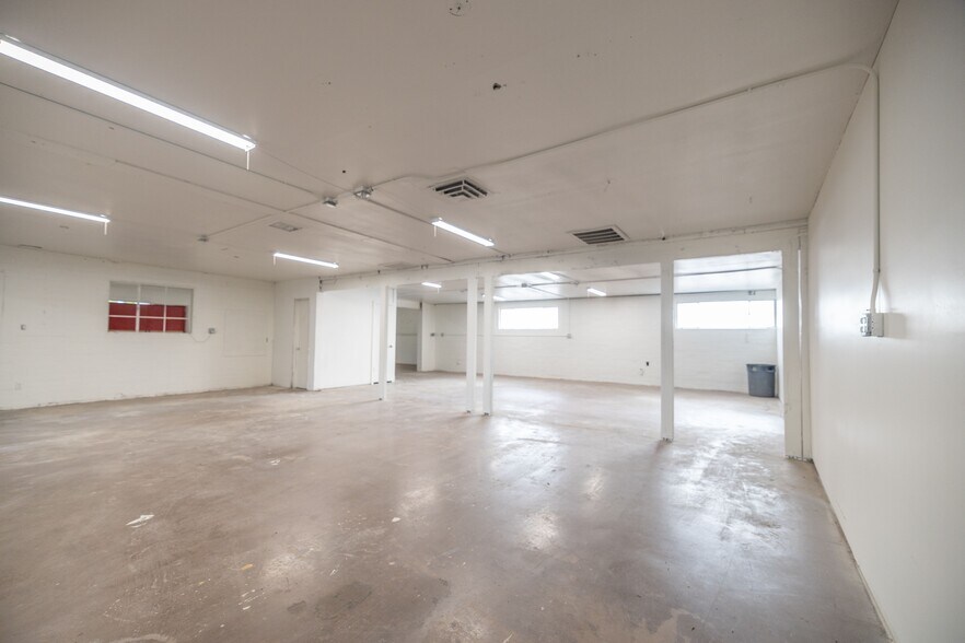 More Photos Of 2423 W Campbell Ave, Phoenix Warehouse For Lease