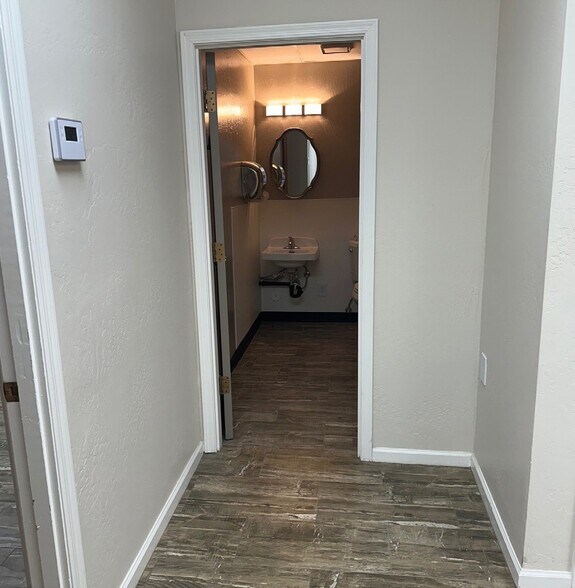 More Photos Of 7950 E Acoma Dr, Scottsdale Research And Development For Lease