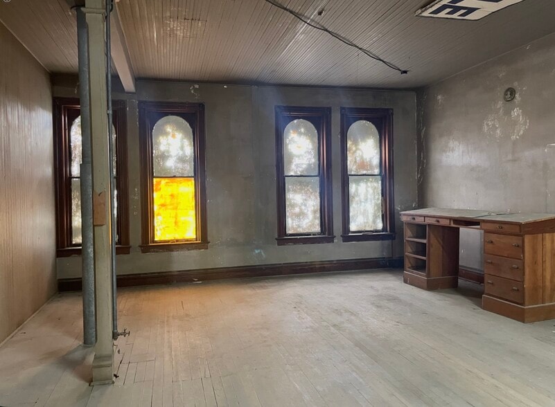 More Photos Of 419 Saint George St, Gonzales Storefront For Sale