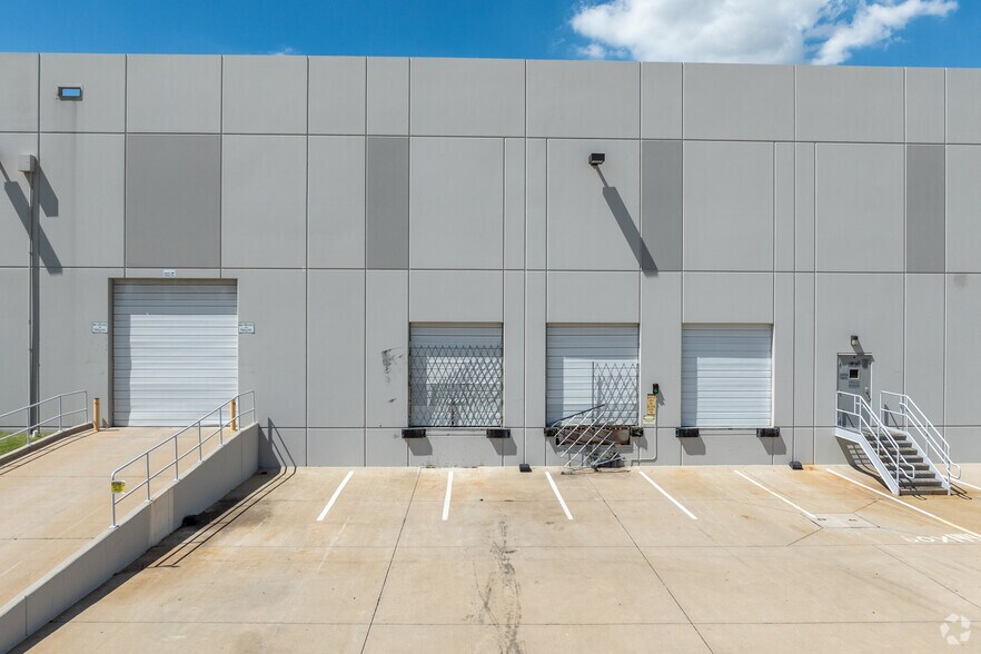 More Photos Of 2040 Century Center Blvd, Irving Manufacturing For Sale