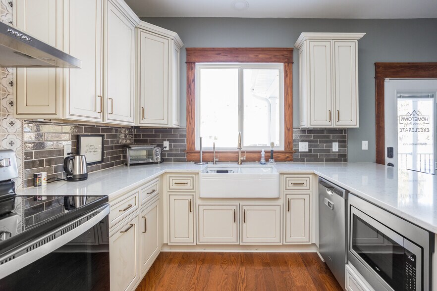 More Photos Of 502 W Main St, Danville Office For Sale