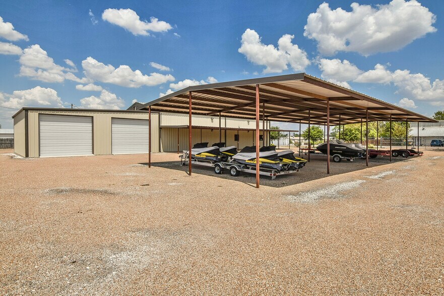 More Photos Of 202 Daisy Dr, Granbury Manufacturing For Sale