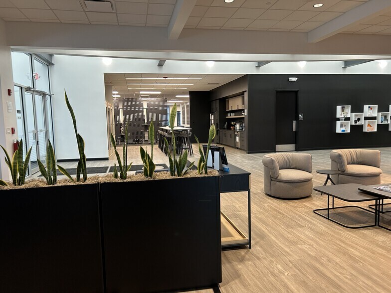 More Photos Of 265 Spring Lake Dr, Itasca Showroom For Lease