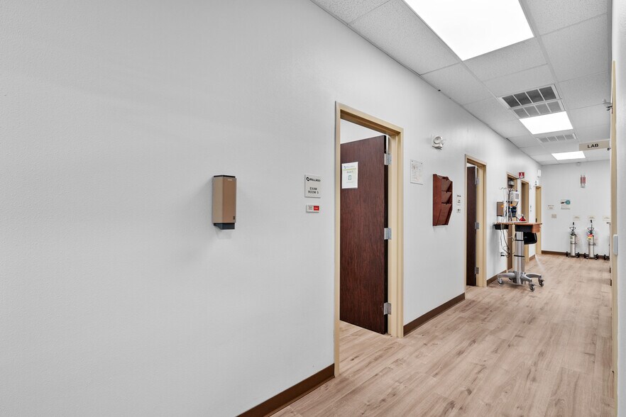 More Photos Of 10611 W Fairmont Pky, La Porte Medical For Lease