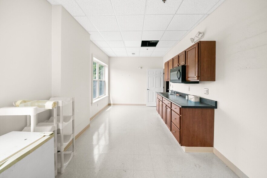 More Photos Of 140 N Franklin St, Holbrook Office For Sale