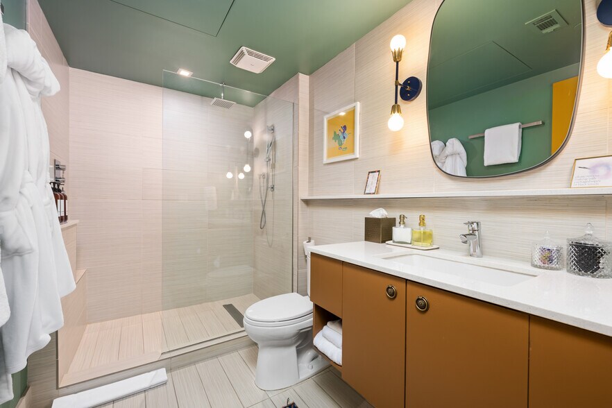 More Photos Of 1123 E 11th St, Austin Hotel For Sale